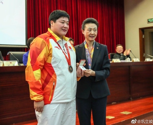 2008年北京奧運鉛球項目，中國選手鞏立姣由原先的第5升上第3奪下銅牌，昨日獲補頒奬牌。（鞏立姣微博）