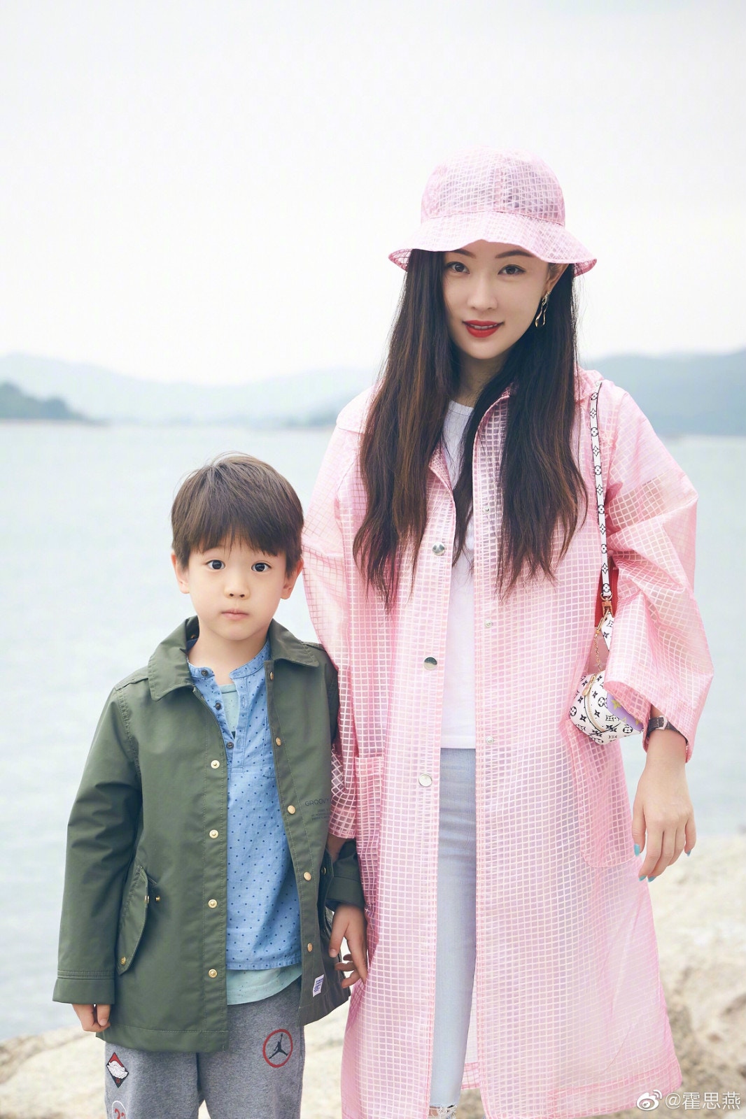 霍思燕視兒子嗯哼如珠如寶，更一起上節目。（霍思燕微博圖片）