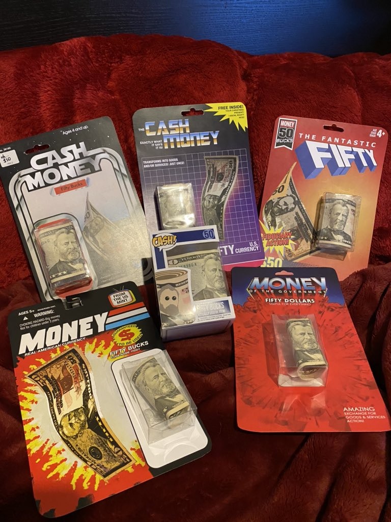 美國有位男網民近日於Twitter稱，一班外甥們今年希望收到的聖誕禮物不是玩具，而是現金，作為舅父的樓主決定滿足小朋友的願望，自家設計數款包裝載着紙幣，猶如一份小玩具，像真度極高。（Twitter@TwoClawsMedia圖片）