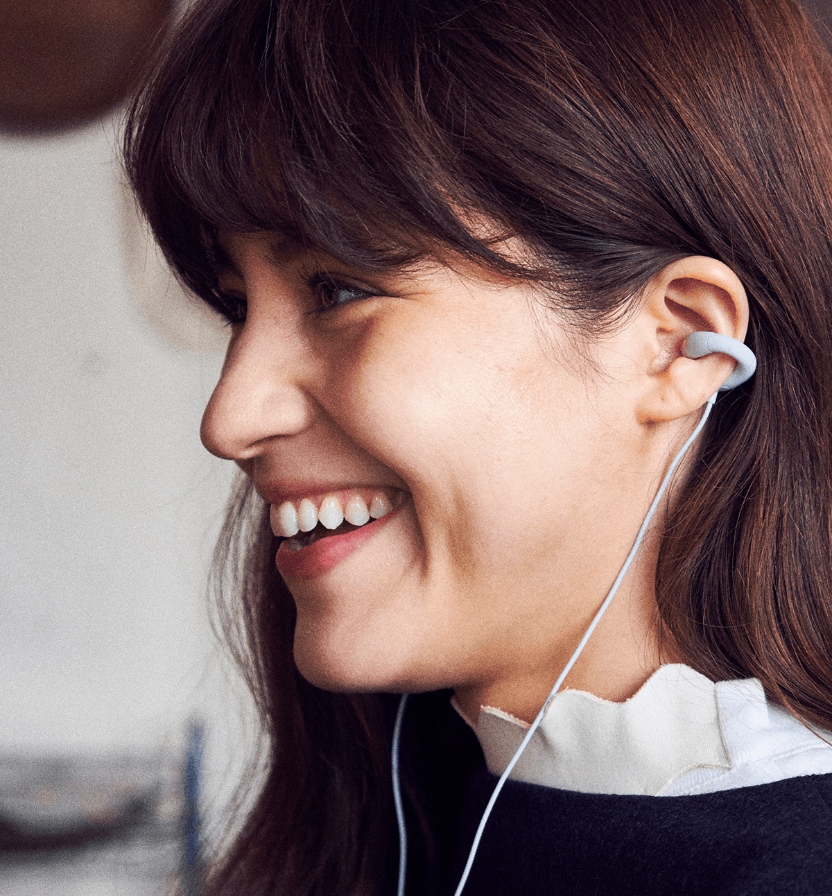 Sony新品牌ambie 耳環型earphone不漏音卻聽盡環境聲