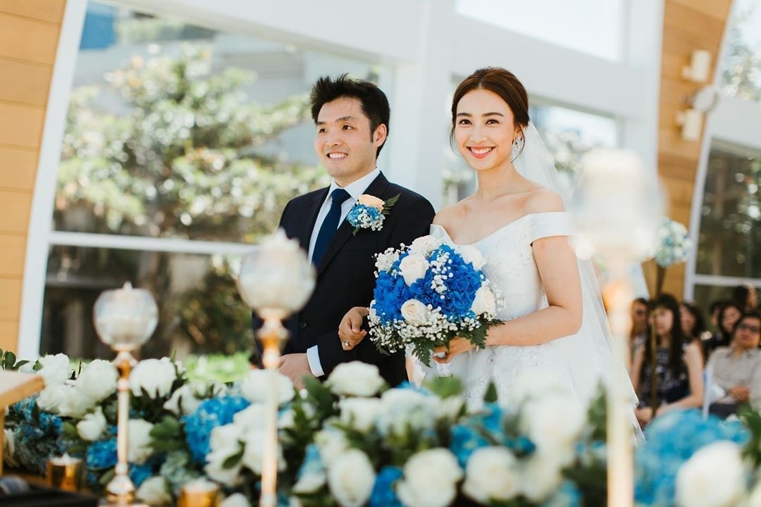 朱千雪跟拍拖5年的医生男友Justin结婚。一对新人于峇里举行简单低调的婚礼，只宴请了80位亲友出席。（IG@@tracytschu）