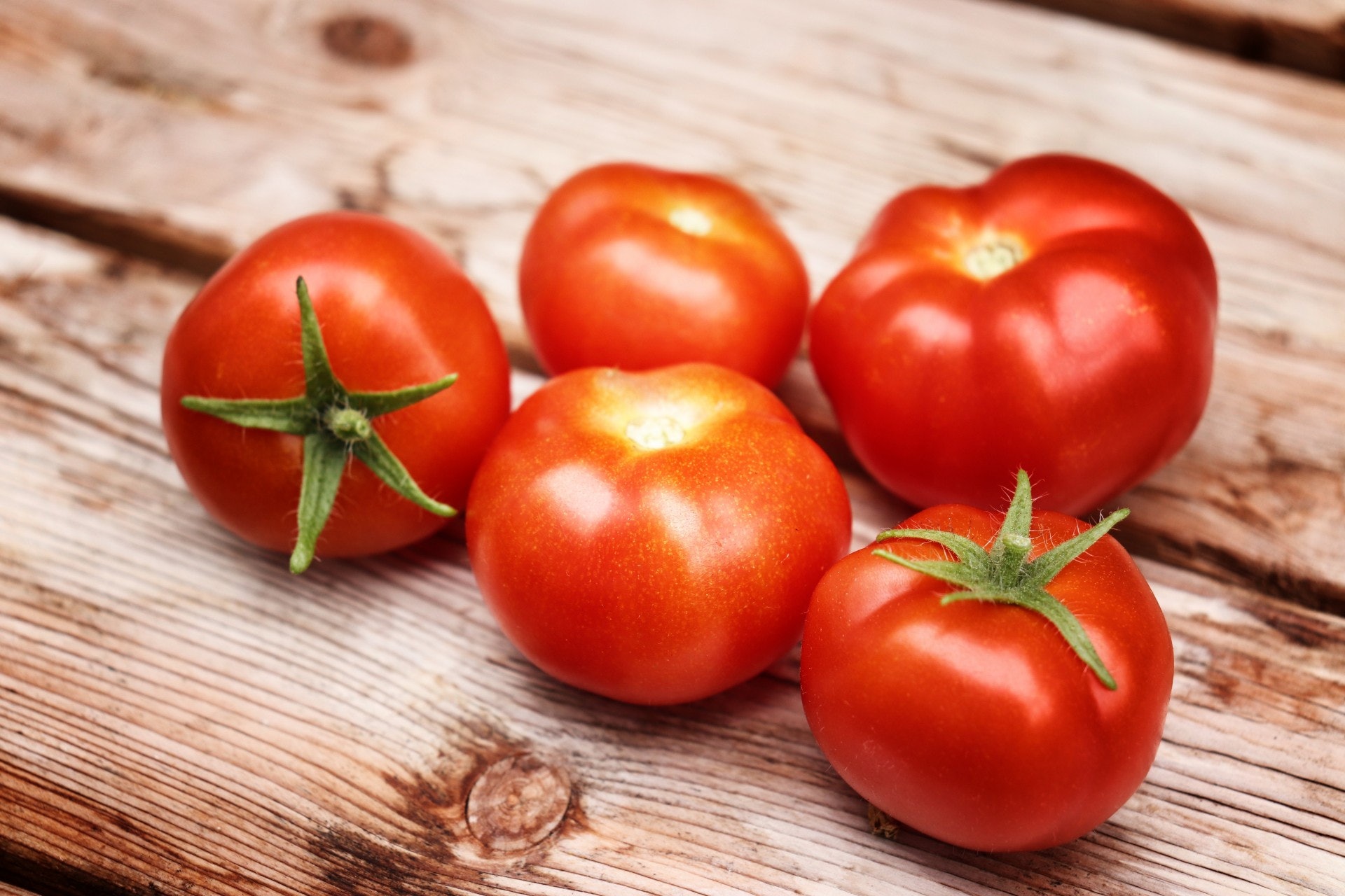 番茄含有豐富類胡蘿蔔素，可改善患上老年黃斑病變的風險。（資料圖片/ Unsplash/ Karen Stahlros）