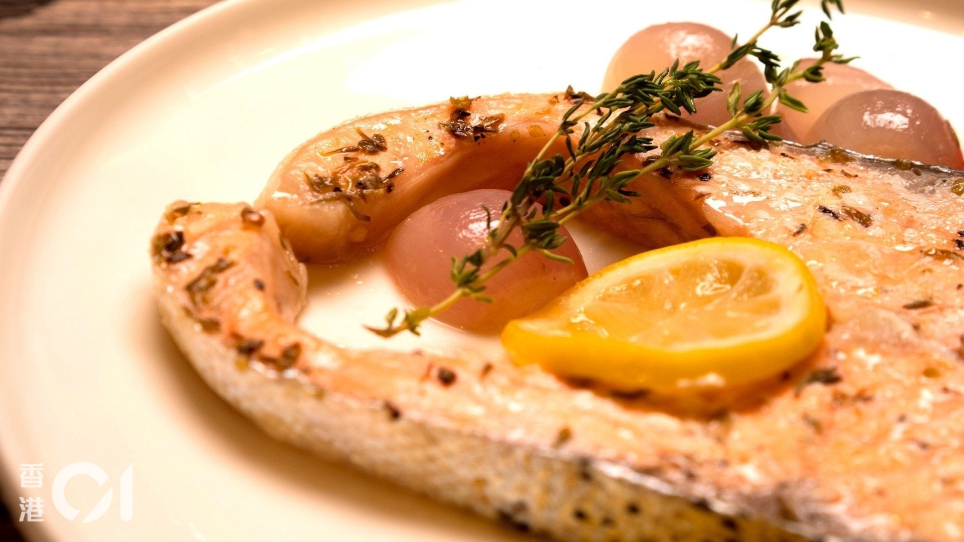鮭魚含有豐富奧米加-3脂肪酸，可改善患上老年黃斑病變的風險。（資料圖片/詹郭敏攝）