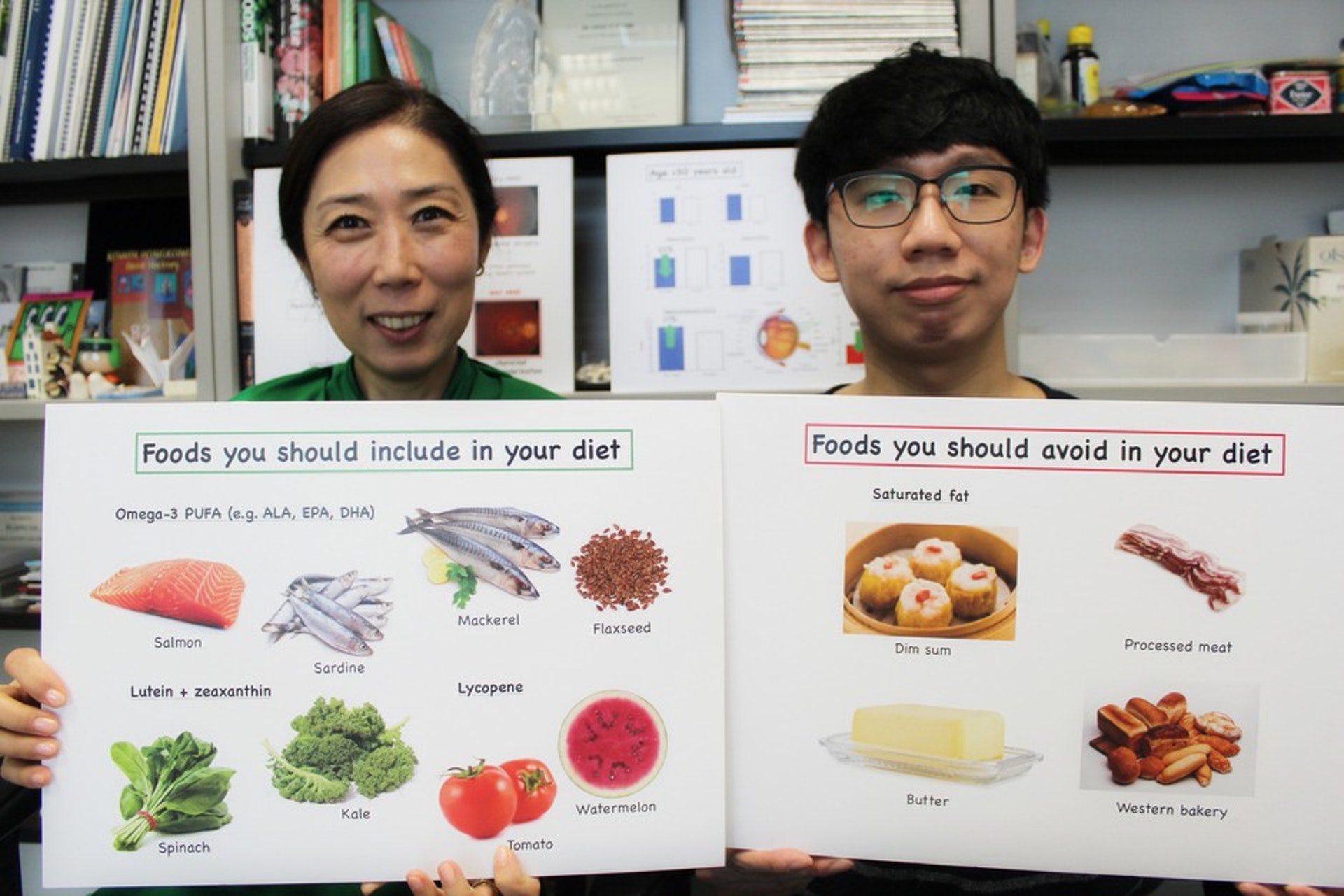 香港大學生物科學學院助理教授李忠英博士和博士研究生梁浩鏗展示日常飲食中應該避免或包含的食品。(香港大學提供) 香港大學生物科學學院助理教授李忠英博士和博士研究生梁浩鏗展示日常飲食中應該避免或包含的食品。(香港大學提供)