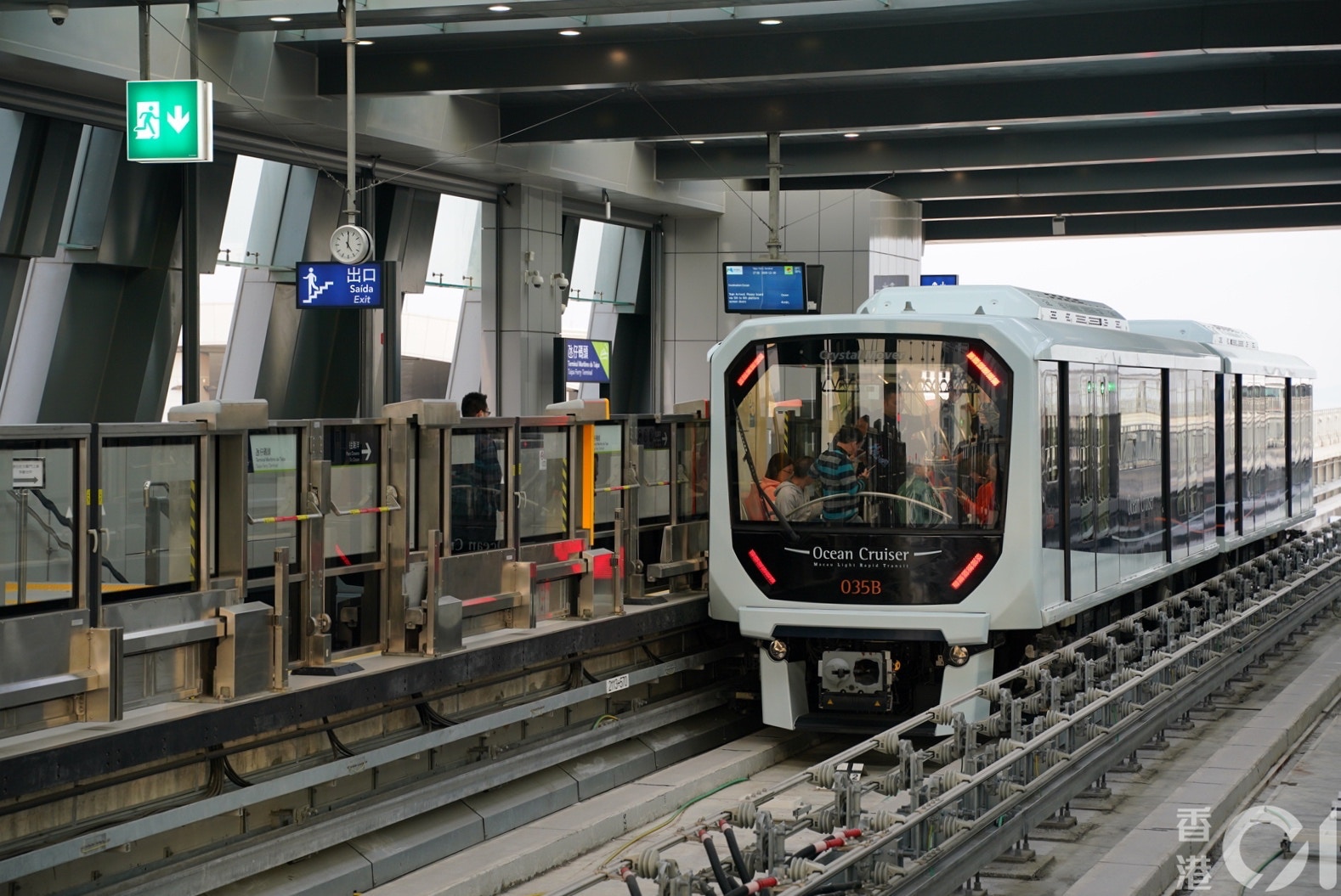 港鐵澳門輕軌通車不足一個月　列車三度故障　乘客冒雨走路軌回站