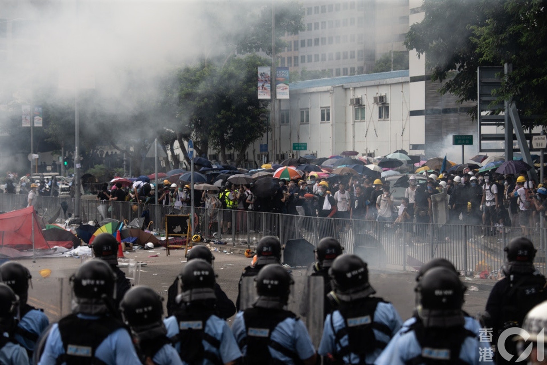 6月12日,反對修例的市民聚集在金鐘及中環,並要求政府撤回逃犯條例。大量市民衝出夏慤道與龍和道,以阻止香港立法會恢復草案二讀辯論。下午3時,警方開始清場以警棍驅趕示威者,並施放多枚催淚彈、橡膠子彈、布袋彈及海綿彈,多人被捕。晚間林鄭月娥發表電視講話,稱示威者公然發動暴動。(梁鵬威攝) 6月12日,反對修例的市民聚集在金鐘及中環,並要求政府撤回逃犯條例。大量市民衝出夏慤道與龍和道,以阻止香港立法會恢復草案二讀辯論。下午3時,警方開始清場以警棍驅趕示威者,並施放多枚催淚彈、橡膠子彈、布袋彈及海綿彈,多人被捕。晚間林鄭月娥發表電視講話,稱示威者公然發動暴動。(梁鵬威攝)