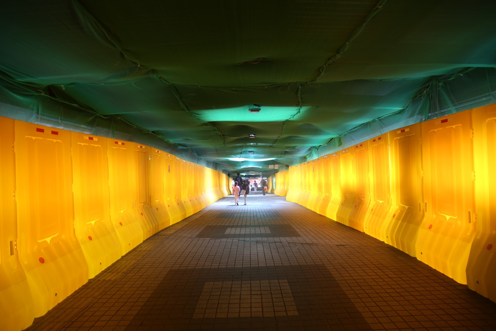 【封密天橋】理大天橋鐵網加水馬包圍　密不透風似隧道礙城市景觀