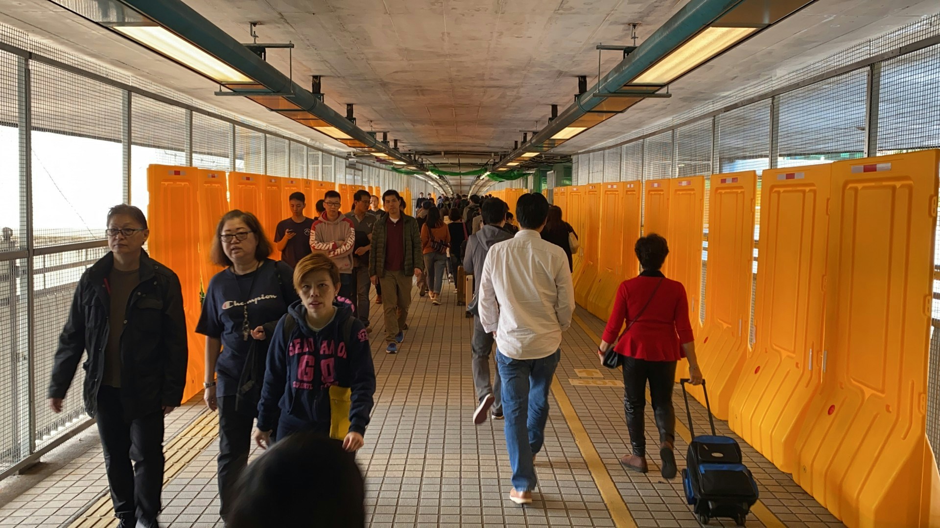 西區海底隧道、紅磡海底隧道、夏慤道對開行人天橋兩邊均增設鐵網，其中港鐵紅磡站通往理工大學一條天橋更以黃色水馬圍封。（賴雯心攝）