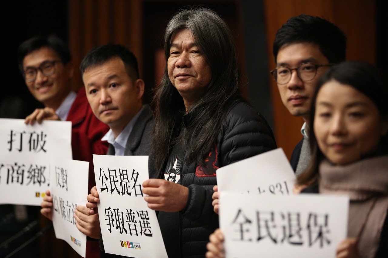 梁國雄（中）在幾名非建制派議員支持下參選。（鍾偉德攝）