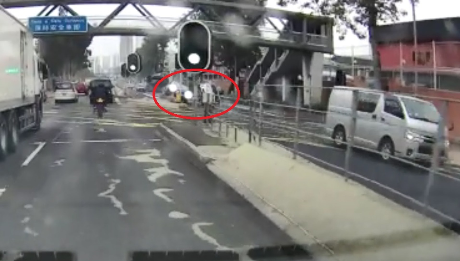 前車白色私家車撞致翻側。(網上車cam截圖)