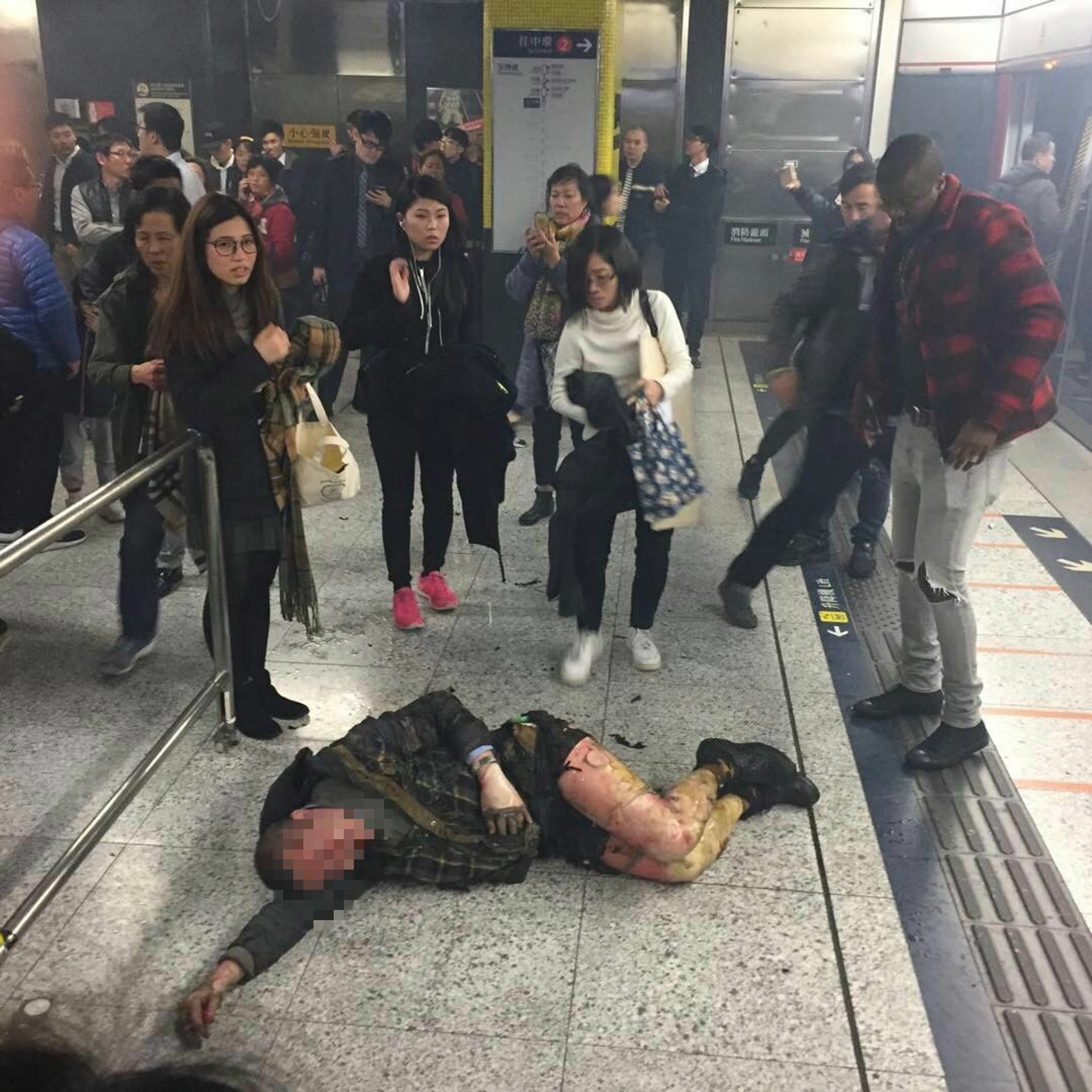 其中一名受傷男子躺在車站月台。(網上圖片) 其中一名受傷男子躺在車站月台。(網上圖片)