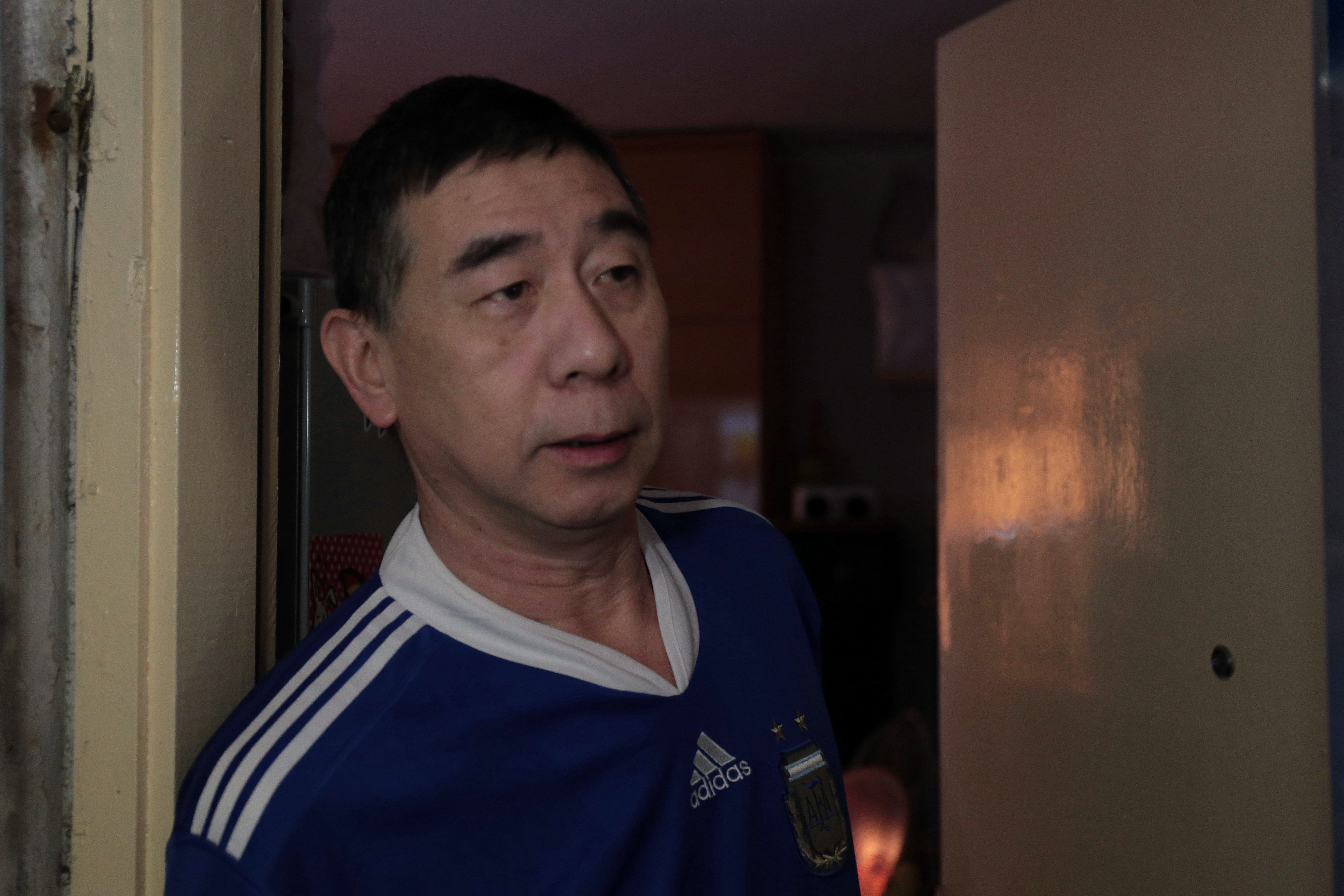 疑犯的鄰居梁先生稱，不相信疑犯縱火，他更指疑犯妻近年曾透露想離婚，但是原因不明。（梁銘康攝）