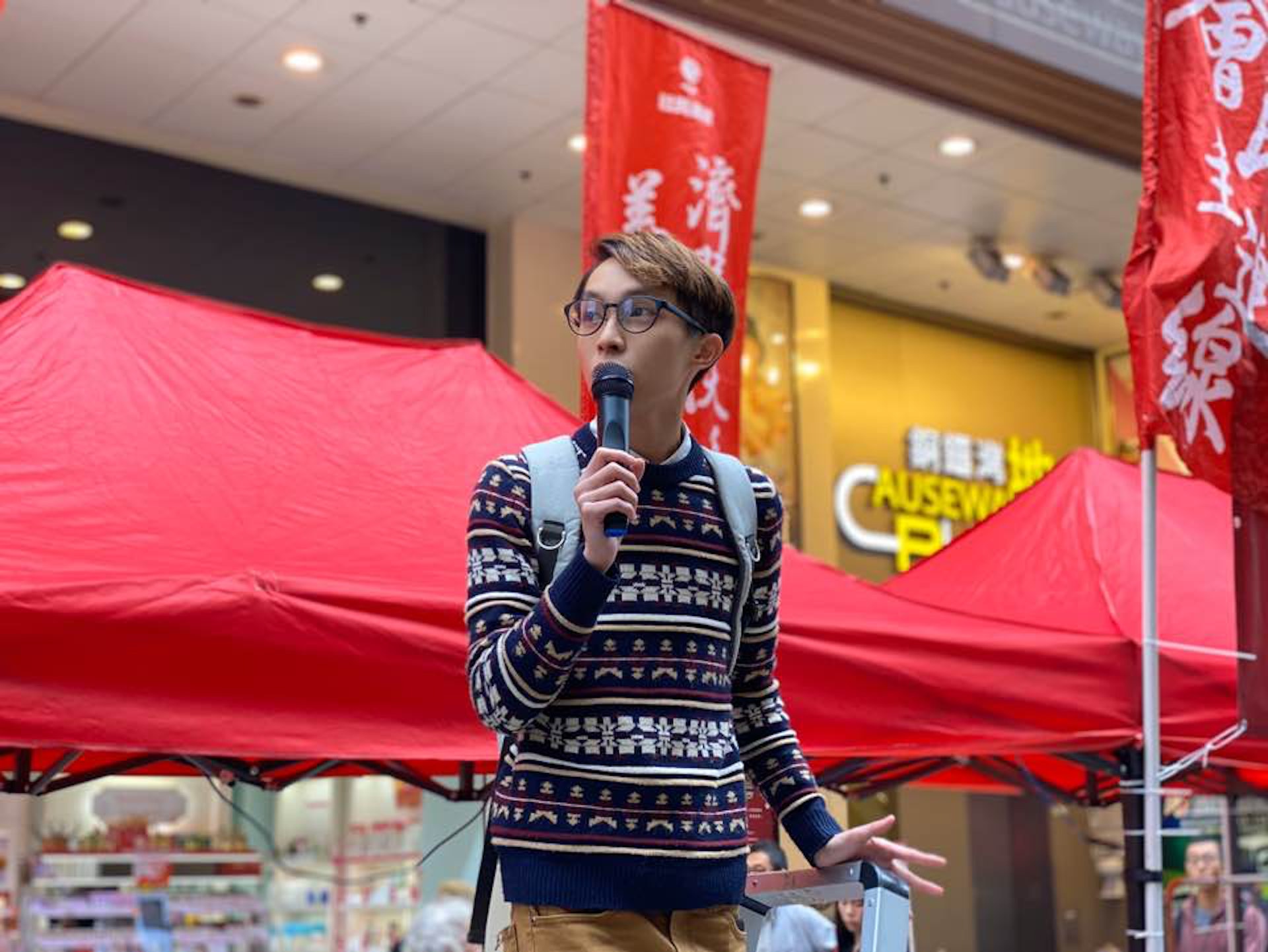 中午約12時45分,民陣副召集人陳皓桓現身銅鑼灣街站,向現場市民解說遊行集合時間及地點,他呼籲市民召喚更多親友參加遊行,目的是逼滿北角炮台山。他表示今天遊行沿路會有許多工會的街站,希望遊行人士積極加入工會。(鄭榕笛攝) 中午約12時45分,民陣副召集人陳皓桓現身銅鑼灣街站,向現場市民解說遊行集合時間及地點,他呼籲市民召喚更多親友參加遊行,目的是逼滿北角炮台山。他表示今天遊行沿路會有許多工會的街站,希望遊行人士積極加入工會。(鄭榕笛攝)