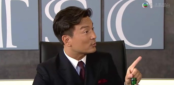 黃子雄為無綫御用有錢人,多做老闆、董事長、太子爺,在《愛‧回家》飾演查家澤相當搶鏡。 黃子雄為無綫御用有錢人,多做老闆、董事長、太子爺,在《愛‧回家》飾演查家澤相當搶鏡。