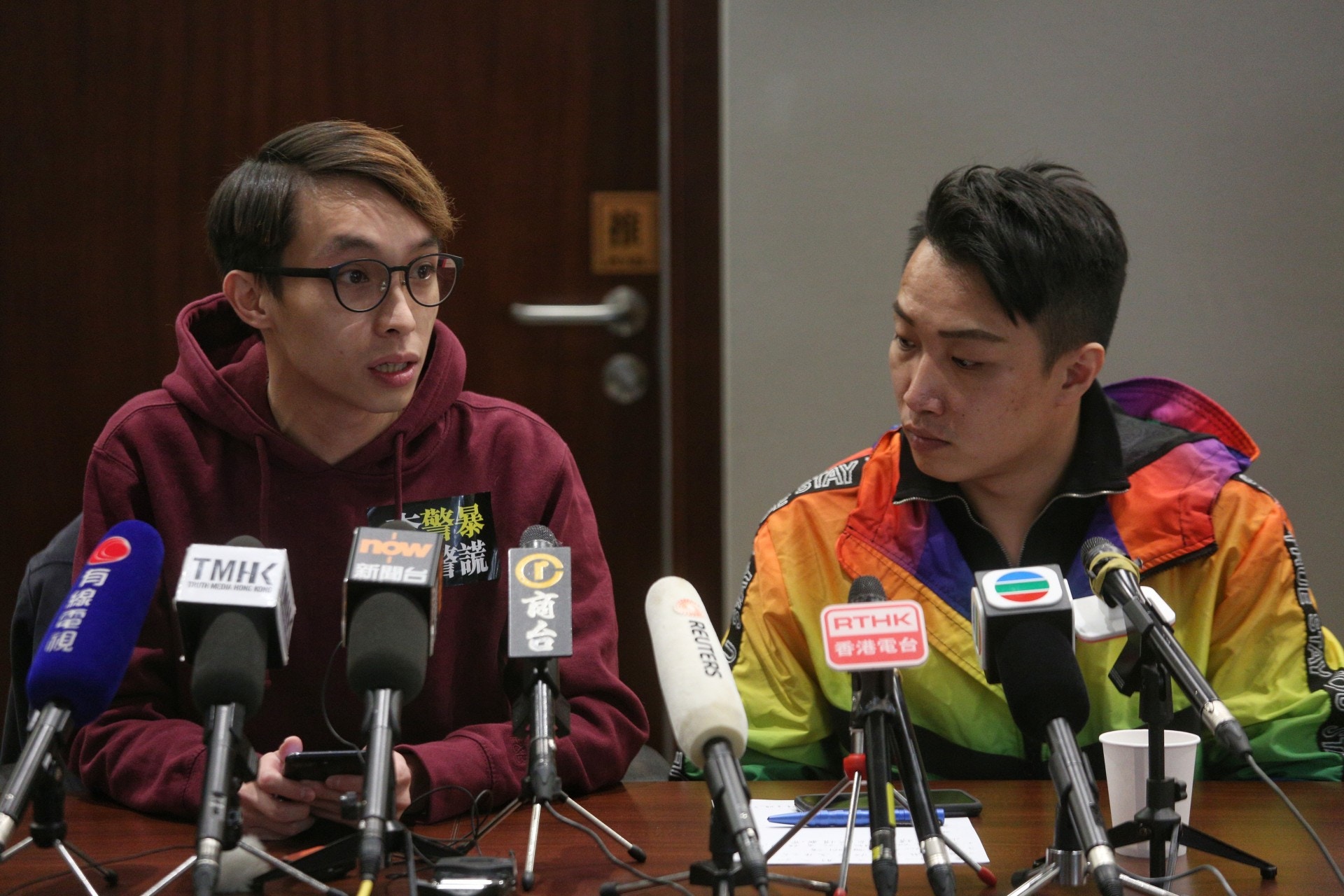 岑子杰（右）對昨日的安排致歉，指民陣未能提供一個安全的環境讓遊行人士散去。左為民陣副名集人陳皓桓。（張浩維攝）