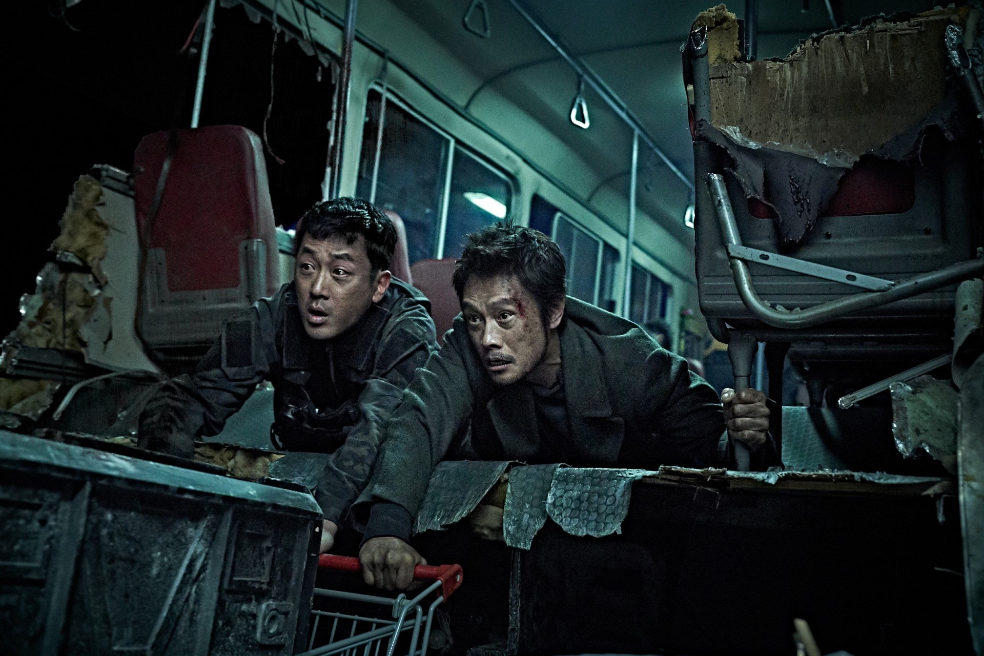 河正宇與演對手戲的李秉憲在戲中鬥智鬥勇,雙雙冒險,最後還上演兄弟情。(《白頭山:火山浩劫》劇照) 河正宇與演對手戲的李秉憲在戲中鬥智鬥勇,雙雙冒險,最後還上演兄弟情。(《白頭山:火山浩劫》劇照)