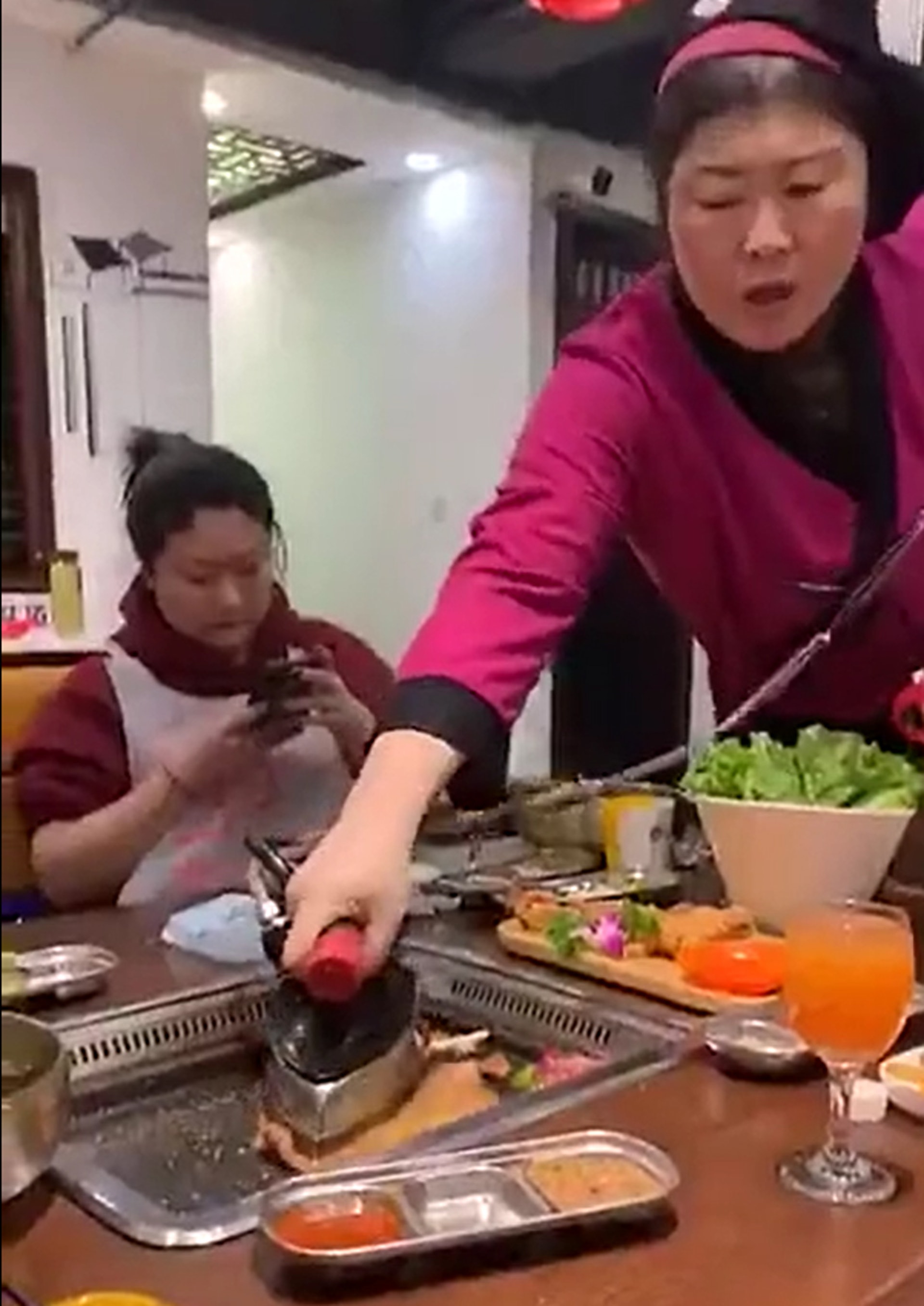【內地餐廳奇趣錄#燒肉店出熨斗】1.大媽服務員運用熨斗十分純熟,身旁食客見怪不怪。(微博片段截圖) 【內地餐廳奇趣錄#燒肉店出熨斗】1.大媽服務員運用熨斗十分純熟,身旁食客見怪不怪。(微博片段截圖)