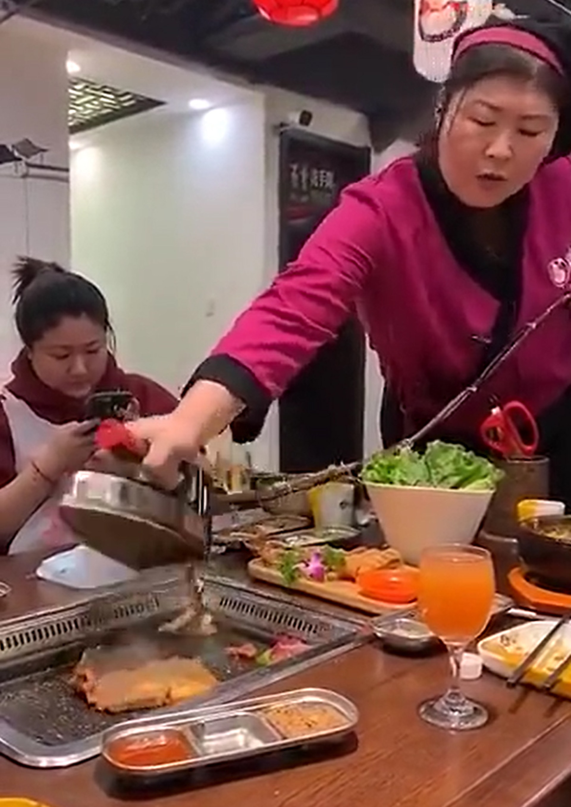 【內地餐廳奇趣錄#燒肉店出熨斗】3.專業的大媽服務員最後還拿起熨斗,看看是否熟了,場面爆笑。(微博片段截圖) 【內地餐廳奇趣錄#燒肉店出熨斗】3.專業的大媽服務員最後還拿起熨斗,看看是否熟了,場面爆笑。(微博片段截圖)