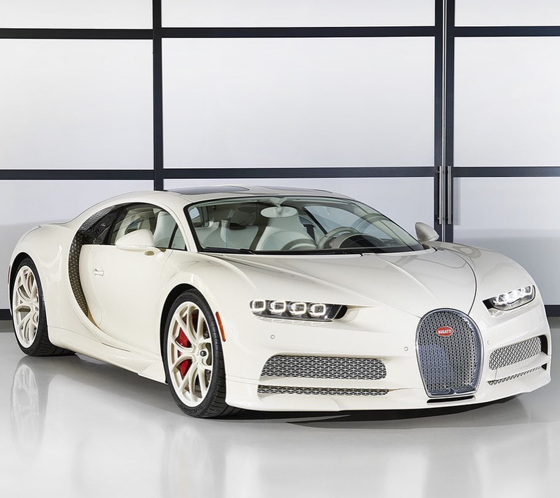 法國奢華超跑製造商Bugatti因應跑車收藏家Manny Khoshbin的訂製要求,再一次與奢侈品品牌Hermès合作,製造出地球上絕無僅有的「Bugatti Chiron Hermès」。(IG@bugatti) 法國奢華超跑製造商Bugatti因應跑車收藏家Manny Khoshbin的訂製要求,再一次與奢侈品品牌Hermès合作,製造出地球上絕無僅有的「Bugatti Chiron Hermès」。(IG@bugatti)