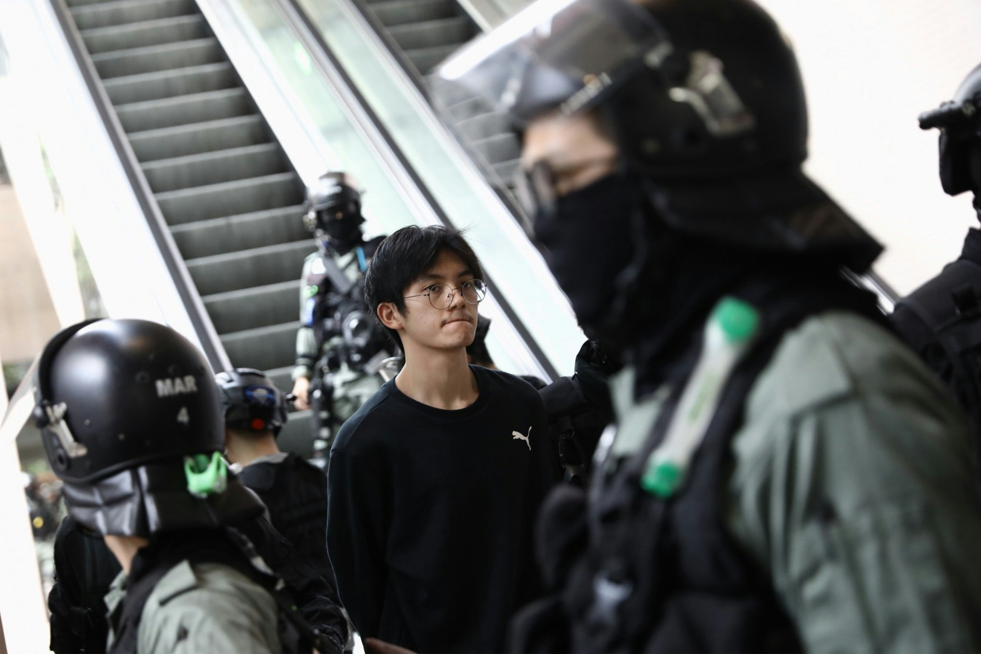 1月5日,被圍捕人士逐一帶上旅遊巴帶走。(盧翊銘攝) 1月5日,被圍捕人士逐一帶上旅遊巴帶走。(盧翊銘攝)