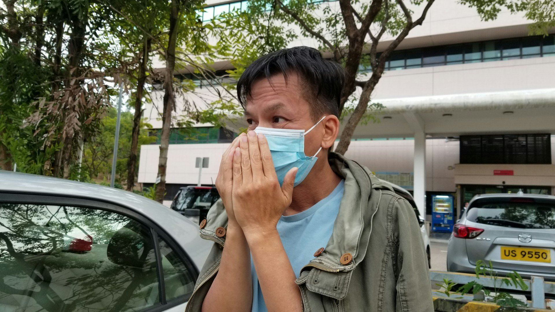 傷者何先生稱在春風亭被蜜蜂針傷。(王譯揚攝) 傷者何先生稱在春風亭被蜜蜂針傷。(王譯揚攝)