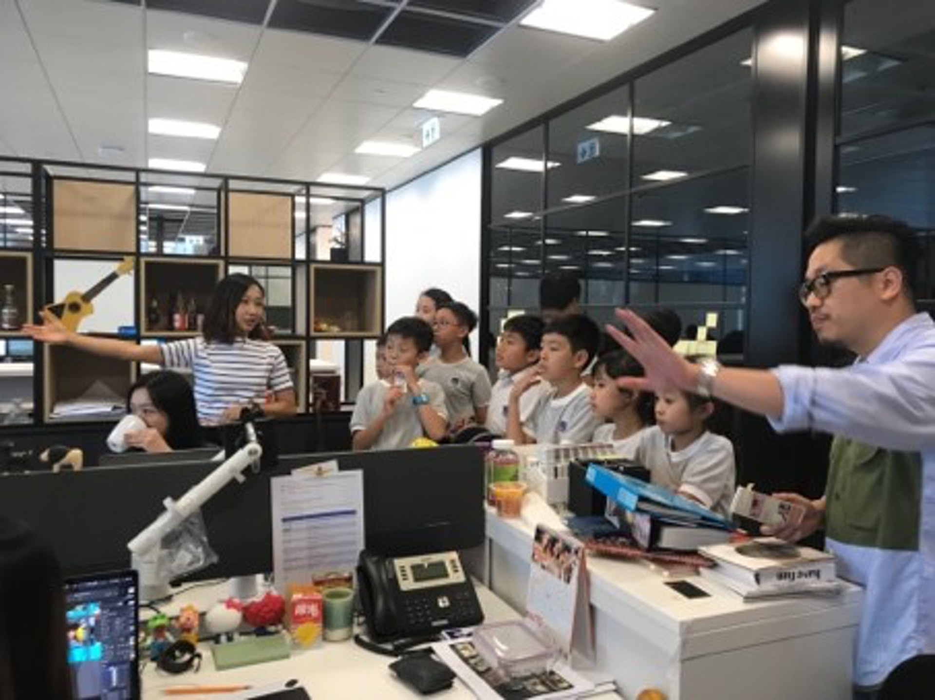廣告公司人員向學生介紹工作流程及運作,讓小學生也體驗一次真實的工作經驗。(德萃小學圖片) 廣告公司人員向學生介紹工作流程及運作,讓小學生也體驗一次真實的工作經驗。(德萃小學圖片)
