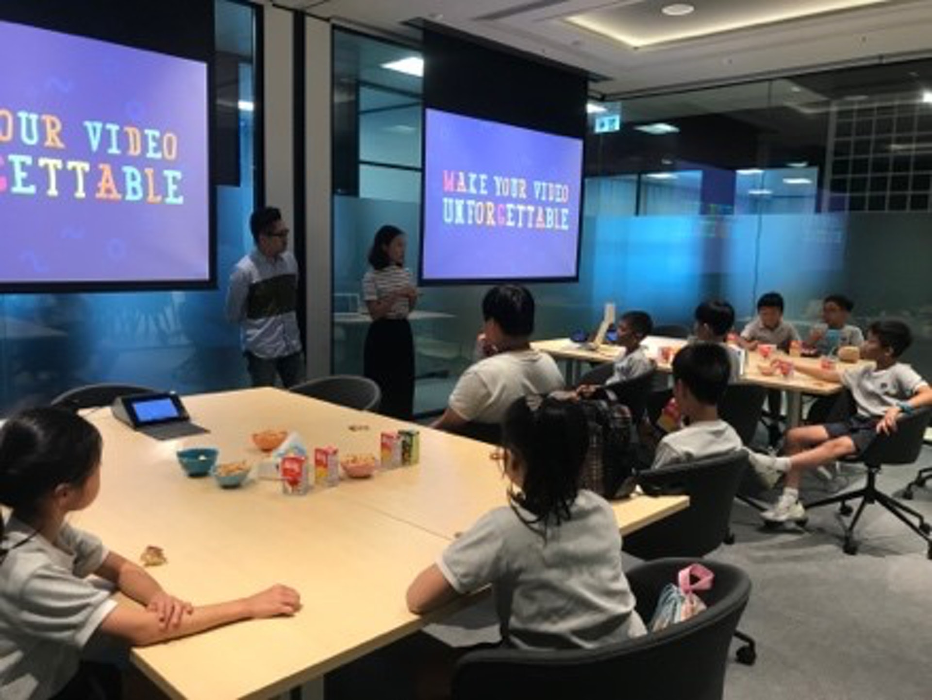 廣告創作人員為小學生度身訂造創意培訓工作坊。(德萃小學圖片) 廣告創作人員為小學生度身訂造創意培訓工作坊。(德萃小學圖片)