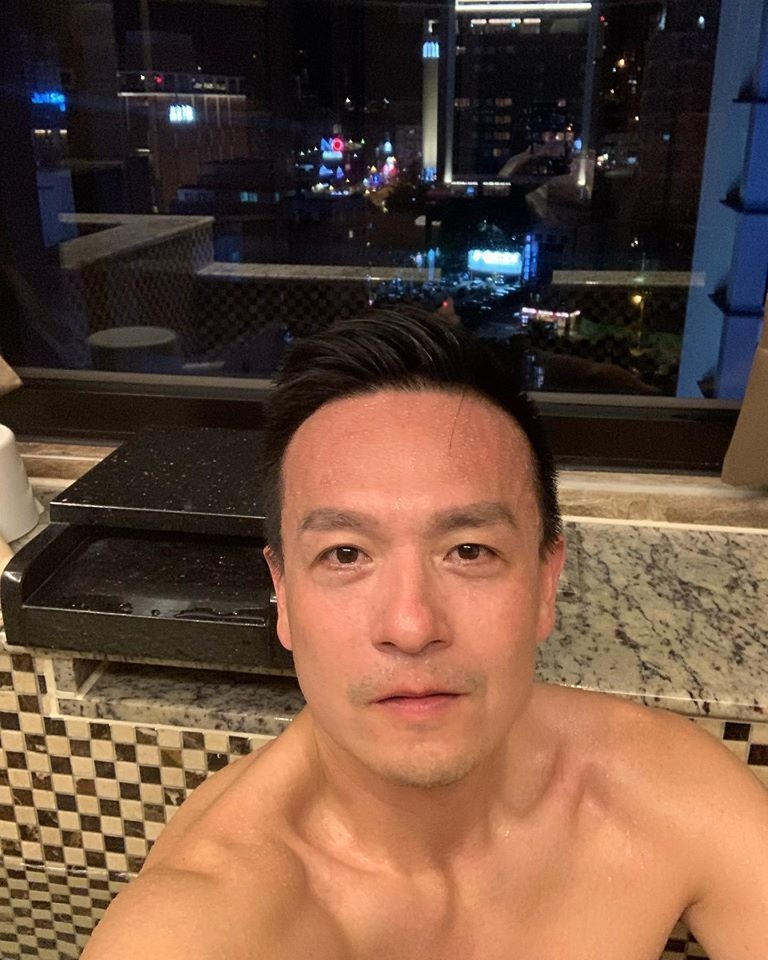 台男星曬半裸出浴照激凹鎖骨藏特異功能網民 能裝水了