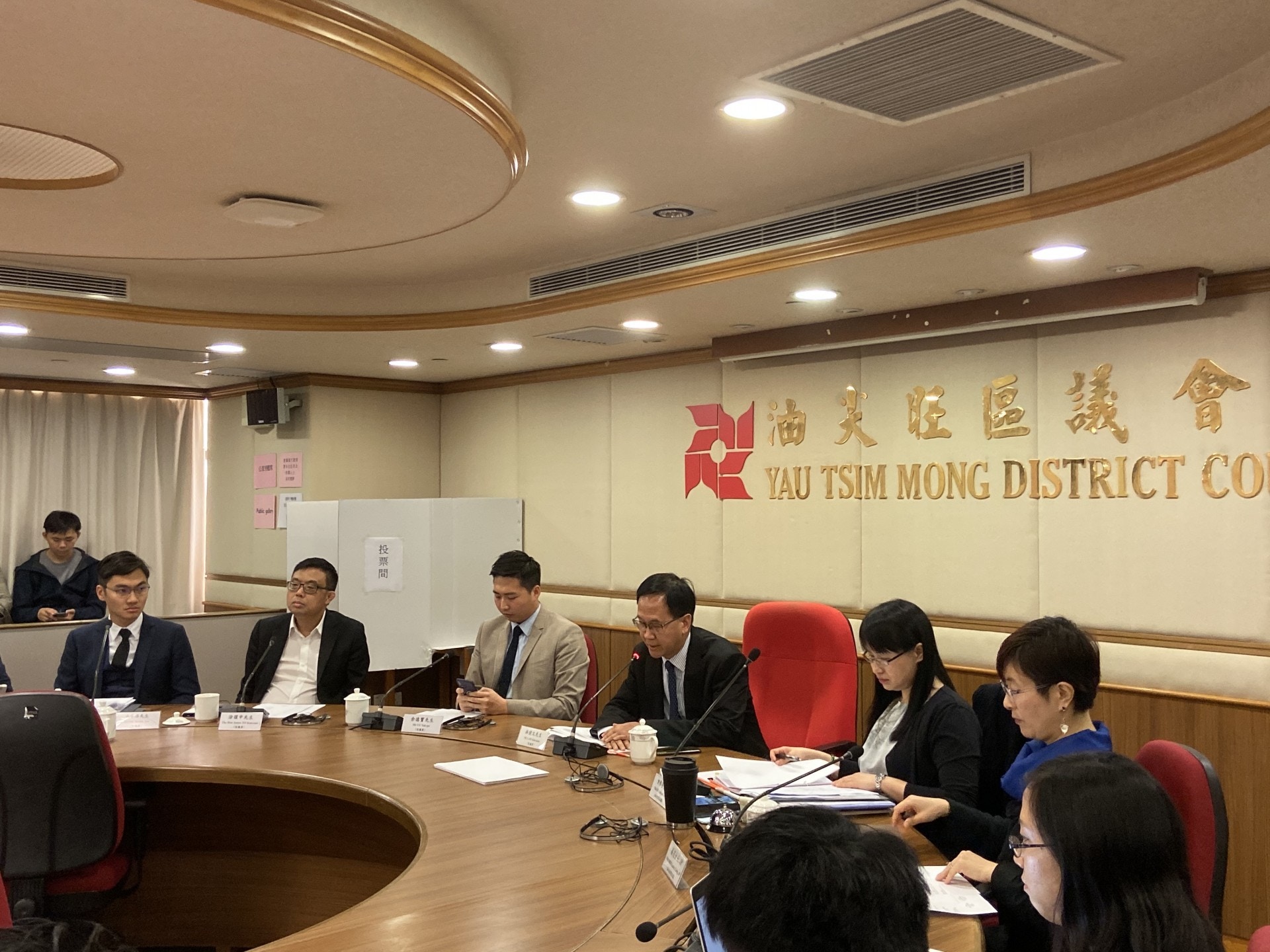 民協成員、執業律師林健文（左四）及公民黨余德寶（左三）在沒有競爭下，分別當選正副主席。（袁澍攝）