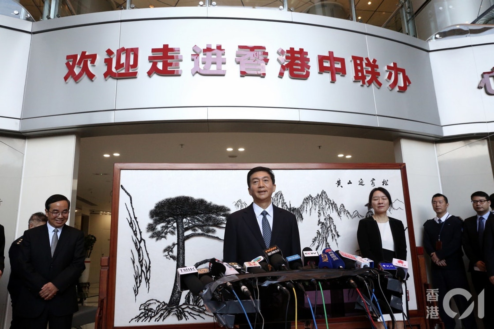 駱惠寧昨日正式履新,成為首位開放大堂予傳媒等候及採訪的中聯辦主任,大打親民溫和形象。(資料圖片/歐嘉樂攝) 駱惠寧昨日正式履新,成為首位開放大堂予傳媒等候及採訪的中聯辦主任,大打親民溫和形象。(資料圖片/歐嘉樂攝)