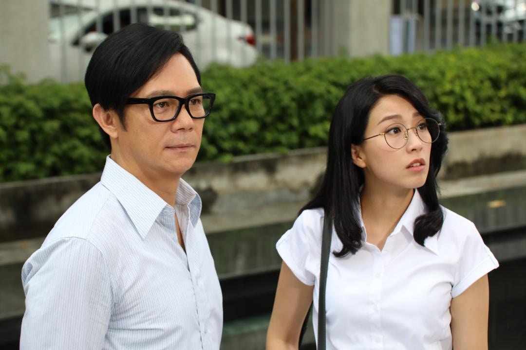 《黃金有罪》是姚子羚第一次正正式式擔任女主角，她在劇中一個眼鏡look令人回想起她入行時拍的《當四葉草碰上劍尖時》，一樣是眼鏡娘look，而且事隔16年，樣貌奇蹟地沒有改變。（劇照）