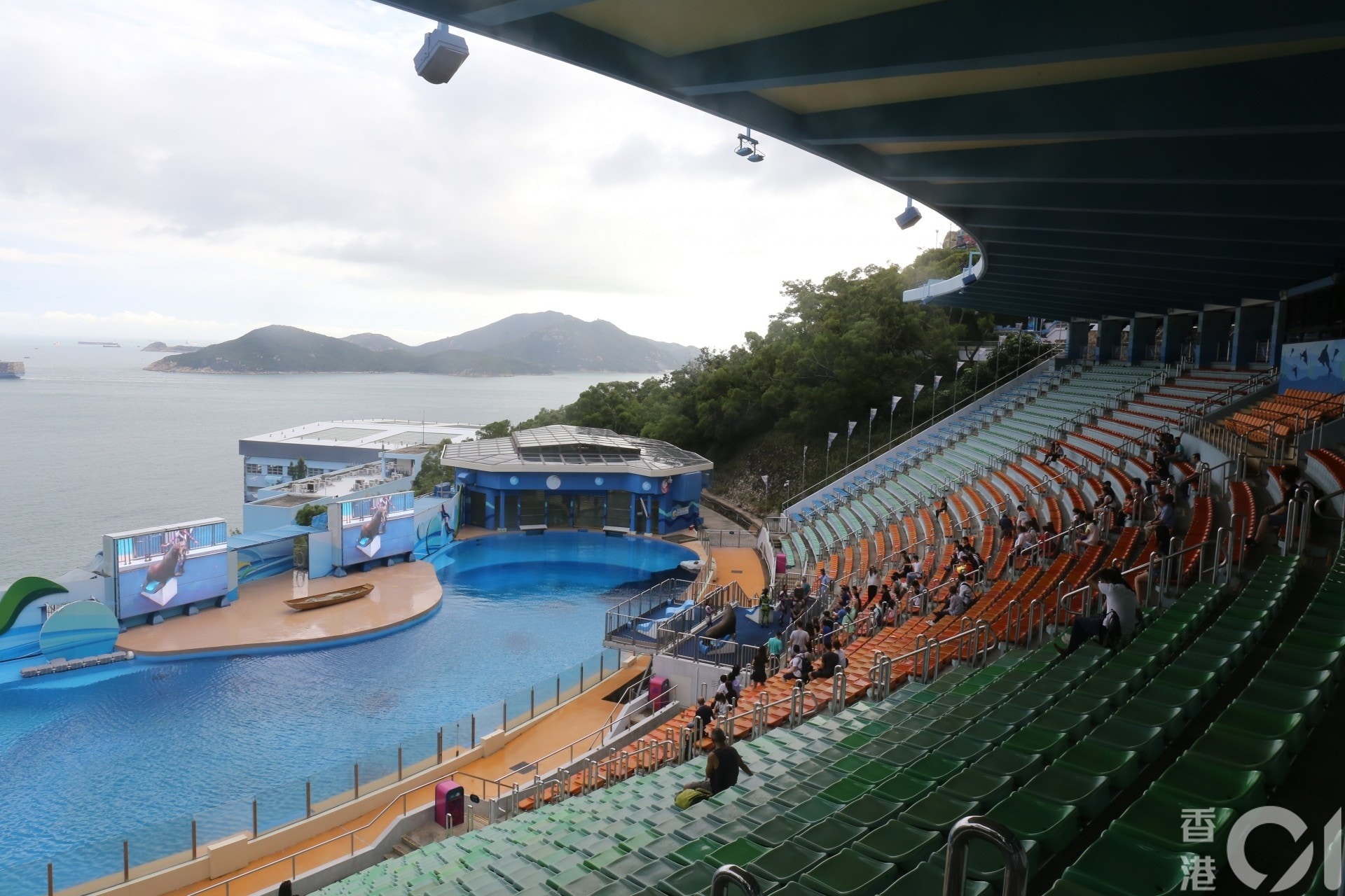 記者近日曾到海洋公園視察,入園人流的確減少。(資料圖片) 記者近日曾到海洋公園視察,入園人流的確減少。(資料圖片)