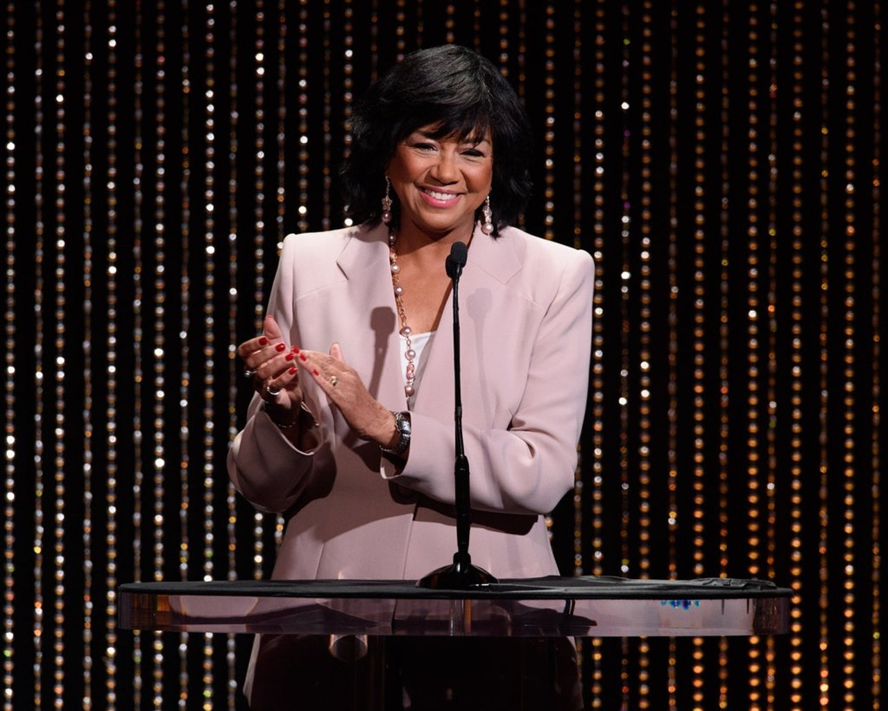 美國電影藝術與科學學院的主席艾薩克斯(Cheryl Boone Isaacs)發表演說,強調藝術的力量及價值。(奧斯卡官網) 美國電影藝術與科學學院的主席艾薩克斯(Cheryl Boone Isaacs)發表演說,強調藝術的力量及價值。(奧斯卡官網)