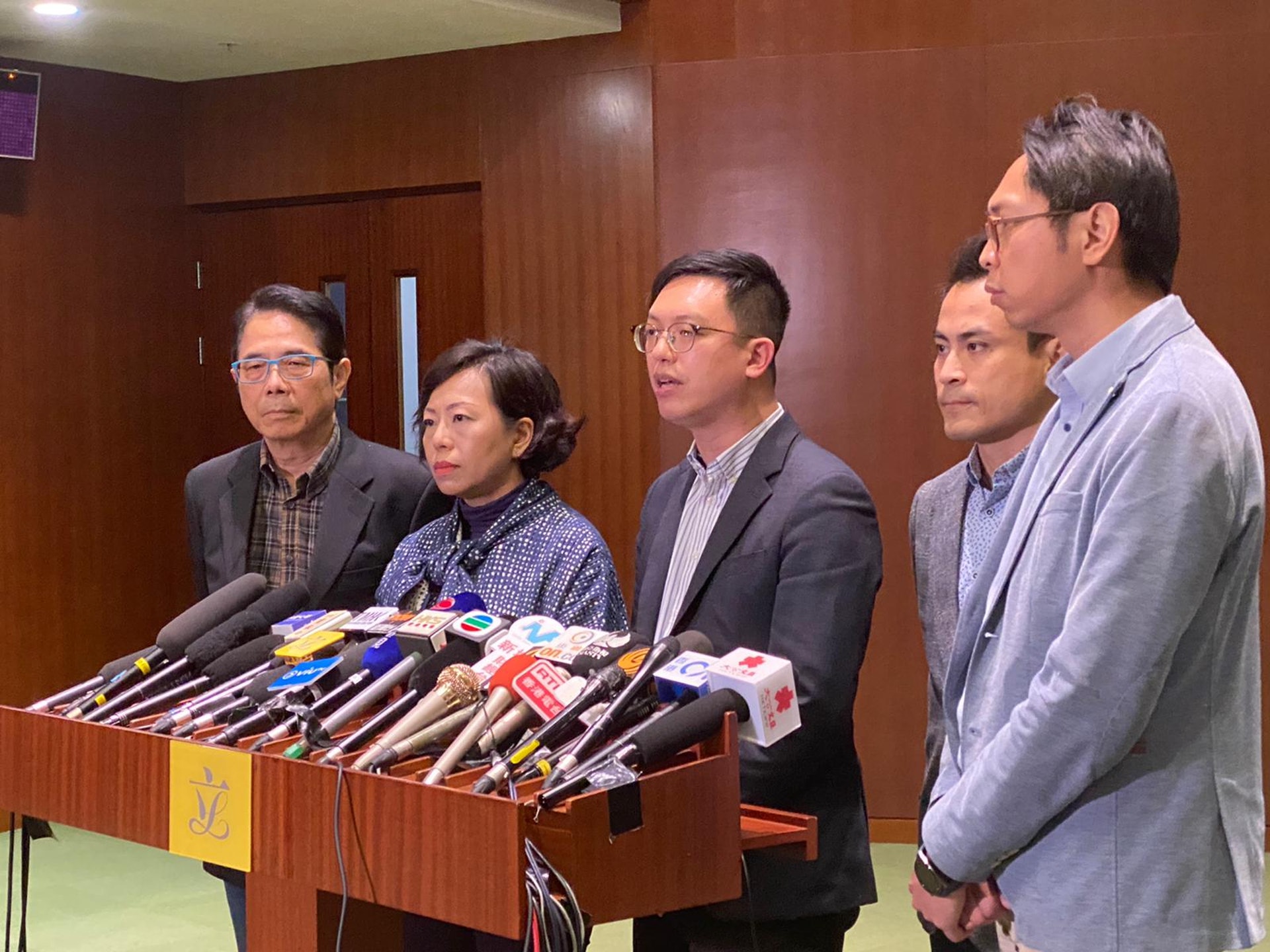 工聯會麥美娟(左二)今天見記者亦透露,商界議員初步同意「直上大會」建議。(鄭榕笛攝) 工聯會麥美娟(左二)今天見記者亦透露,商界議員初步同意「直上大會」建議。(鄭榕笛攝)