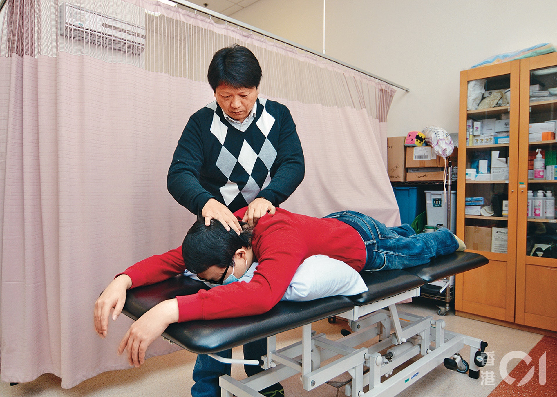 註冊中醫師李萬發表示,以中醫角度來看,人擁有自我修復功能,只要我們能刺激腦神經系統就有機會帶動自我復元功能。(靈實提供圖片) 註冊中醫師李萬發表示,以中醫角度來看,人擁有自我修復功能,只要我們能刺激腦神經系統就有機會帶動自我復元功能。(靈實提供圖片)