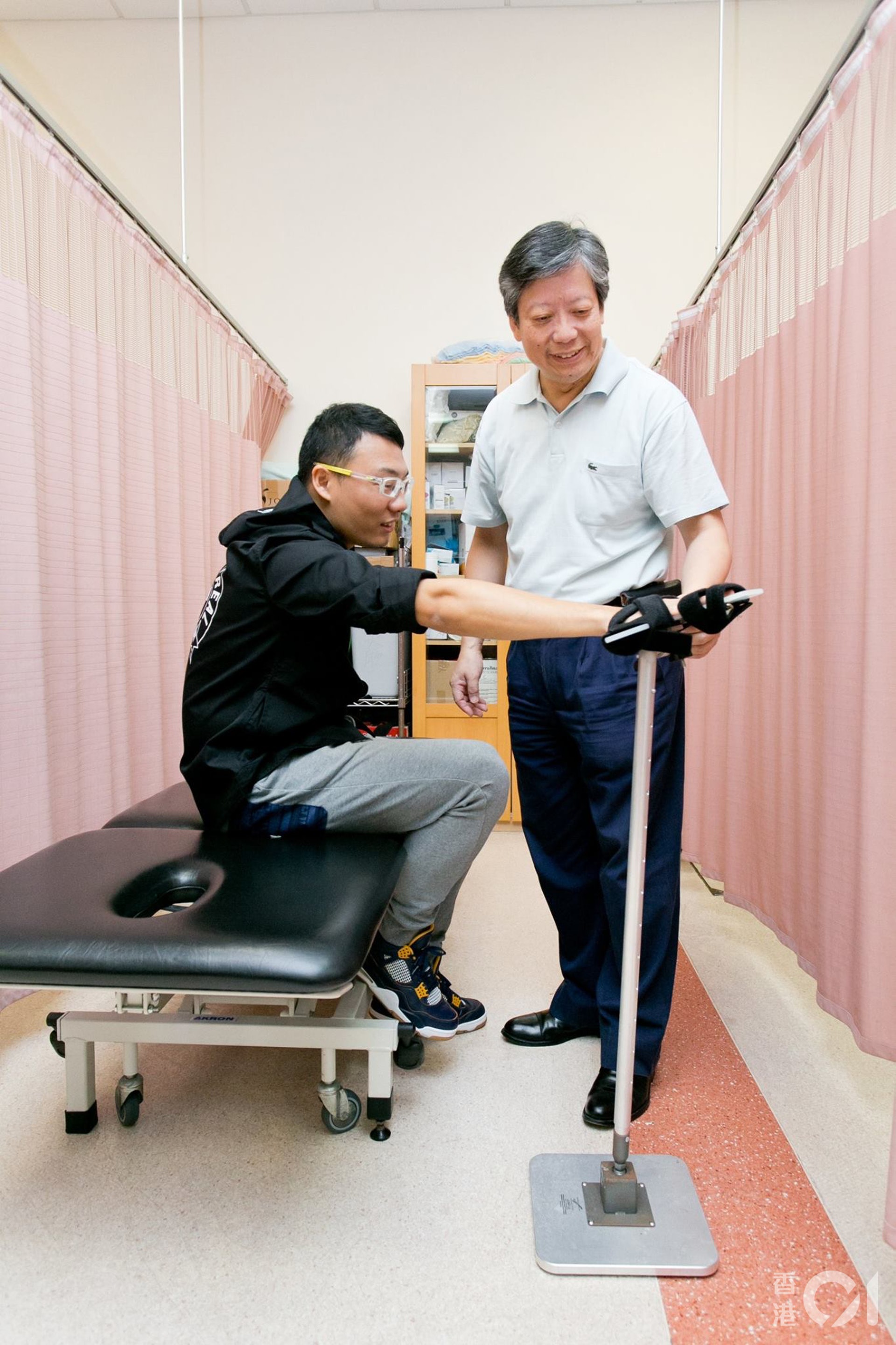 職業治療師陳恩賜表示,中西醫的組合治療著重中醫師和西醫之間的溝通,因應病人情況共同制訂一套能發揮最大效能的方案。 職業治療師陳恩賜表示,中西醫的組合治療著重中醫師和西醫之間的溝通,因應病人情況共同制訂一套能發揮最大效能的方案。