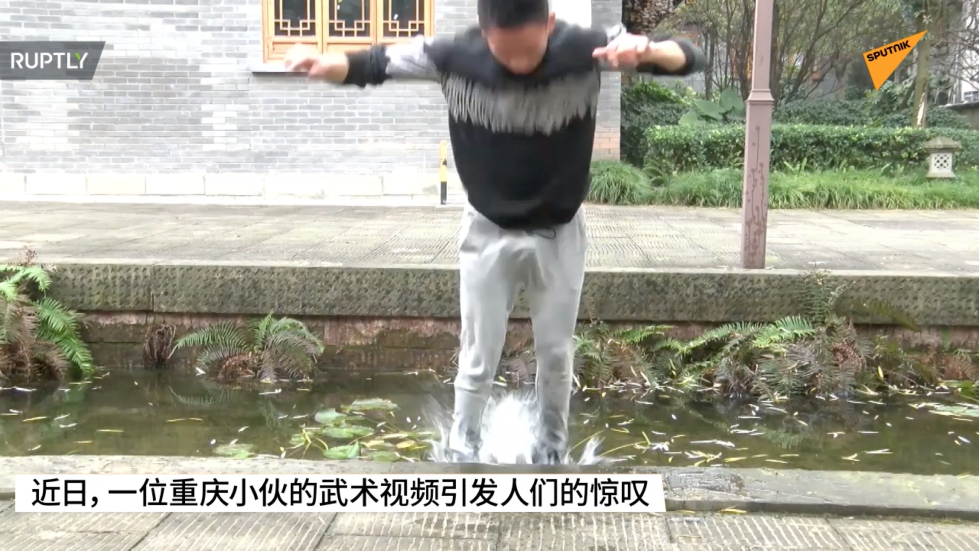 雙腳向後點水。（影片擷取自：俄羅斯衛星通訊社）