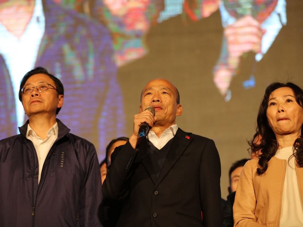 代表國民黨競選台灣總統的高雄市長韓國瑜（中），以超過264萬票的差距輸給尋求連任的民進黨蔡英文。（多維新聞網）