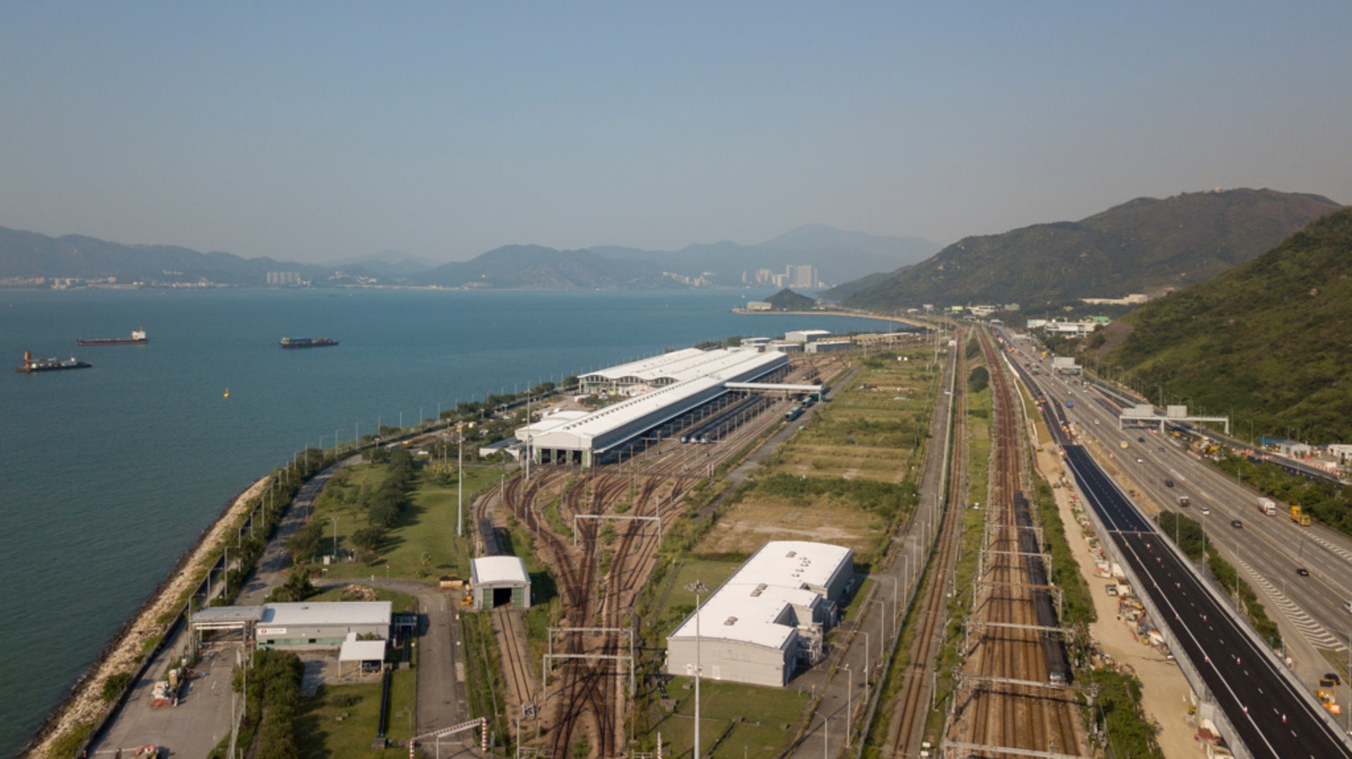 小蠔灣項目現址,仍在進行車廠設施搬遷等工程。 小蠔灣項目現址,仍在進行車廠設施搬遷等工程。