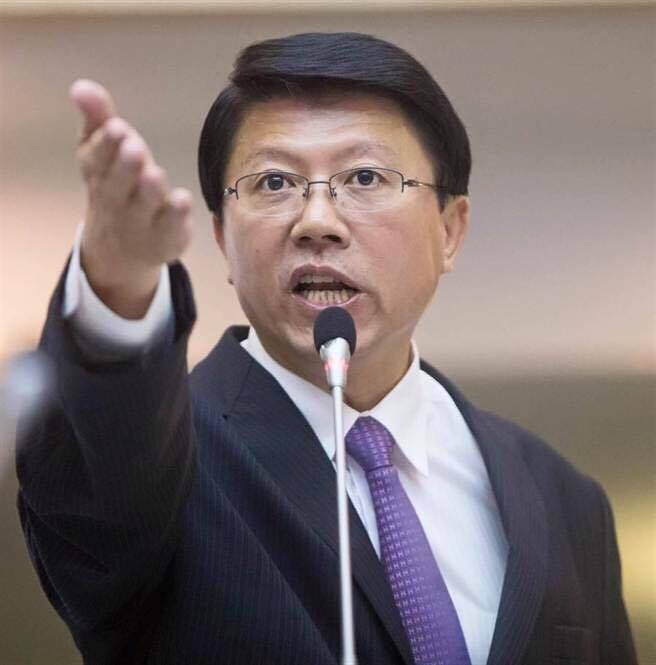謝龍介事後改口，從發雞排改成捐款給弱勢團體30萬元。（FB@謝龍介）