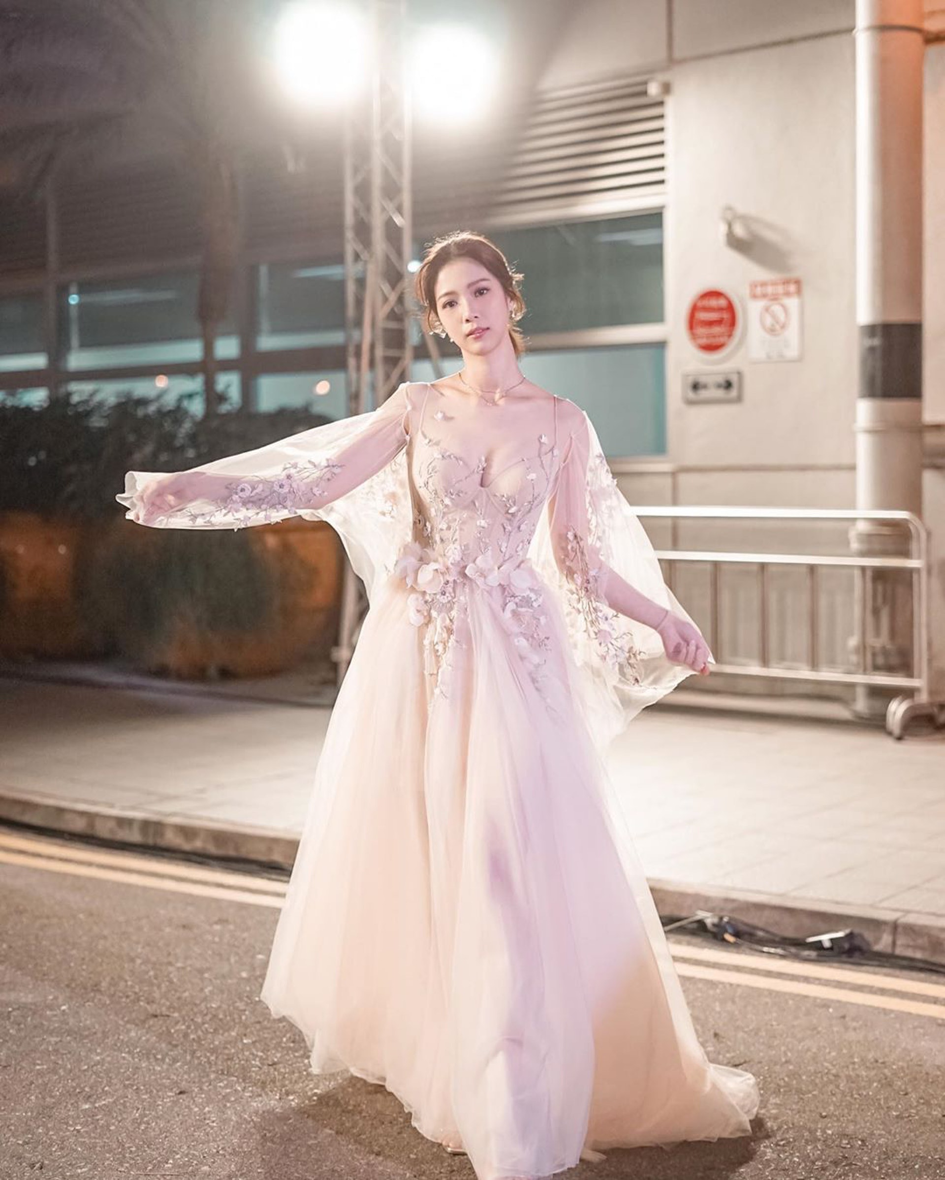 Hera以一身低胸紗裙出席《萬千星輝頒獎典禮2019》,舉手投足都仙氣滿瀉!(IG@herachann) Hera以一身低胸紗裙出席《萬千星輝頒獎典禮2019》,舉手投足都仙氣滿瀉!(IG@herachann)