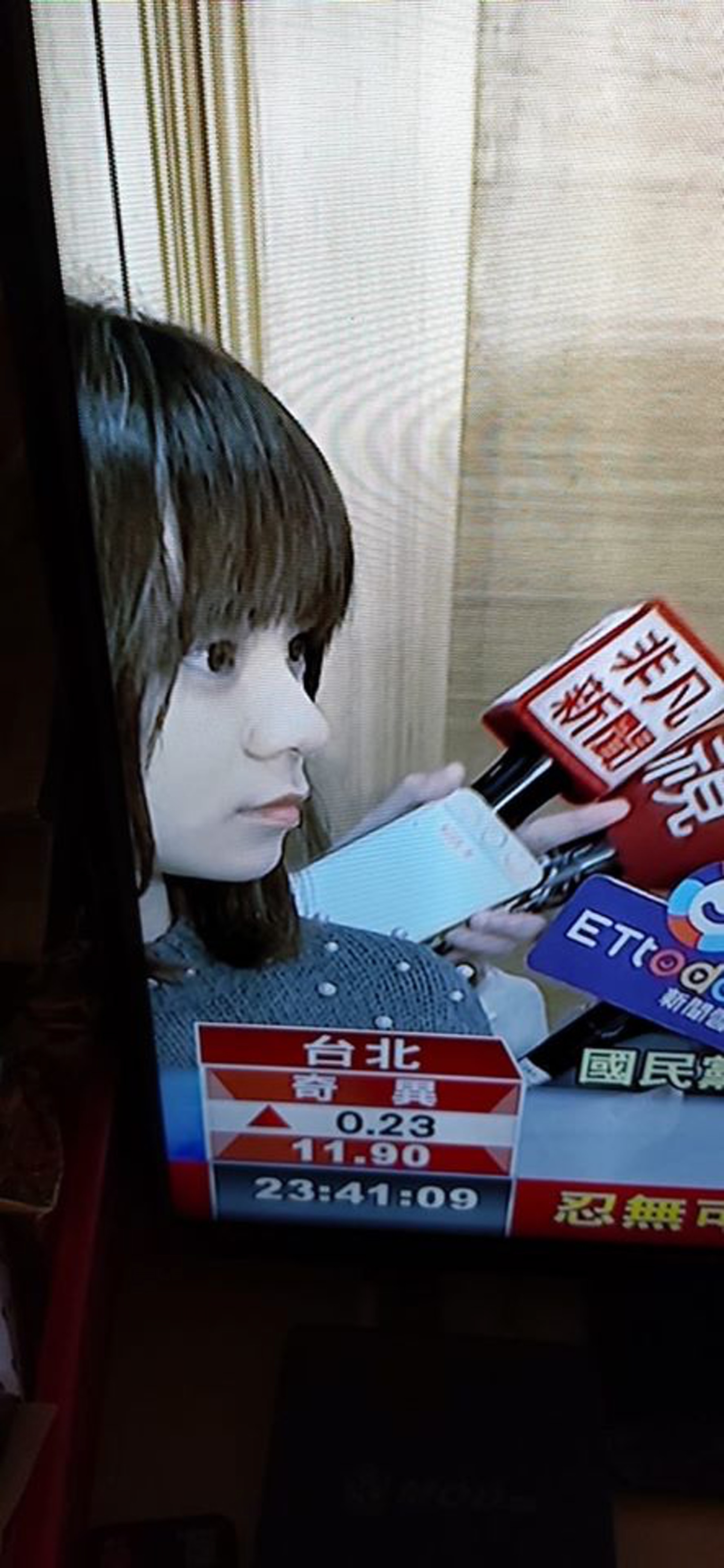 有網民在看電視的時候發現一名美女記者,最後有網民指出她是東森新聞的李利貞。(fb群組「爆廢公社二館」圖片) 有網民在看電視的時候發現一名美女記者,最後有網民指出她是東森新聞的李利貞。(fb群組「爆廢公社二館」圖片)