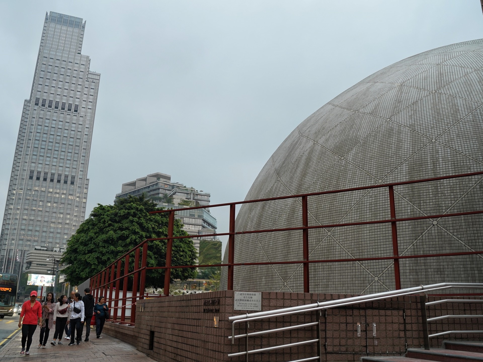 【鐵網圍城】太空館外牆圍封鐵絲網　真相原來係「污糟」？