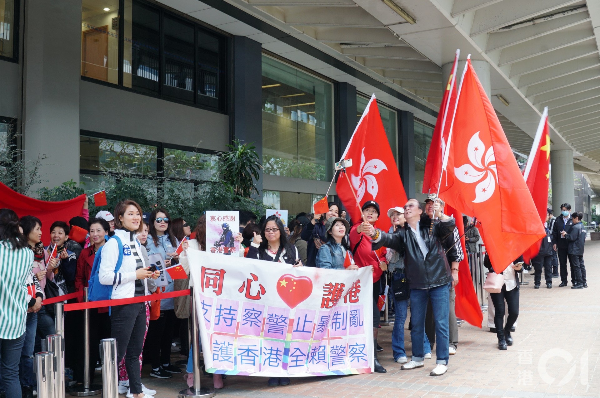 下午近1時,中西區議會開會地點海港政府大樓地下,已有大批人士排隊輪候區議會旁聽公眾席。(李穎霖攝)