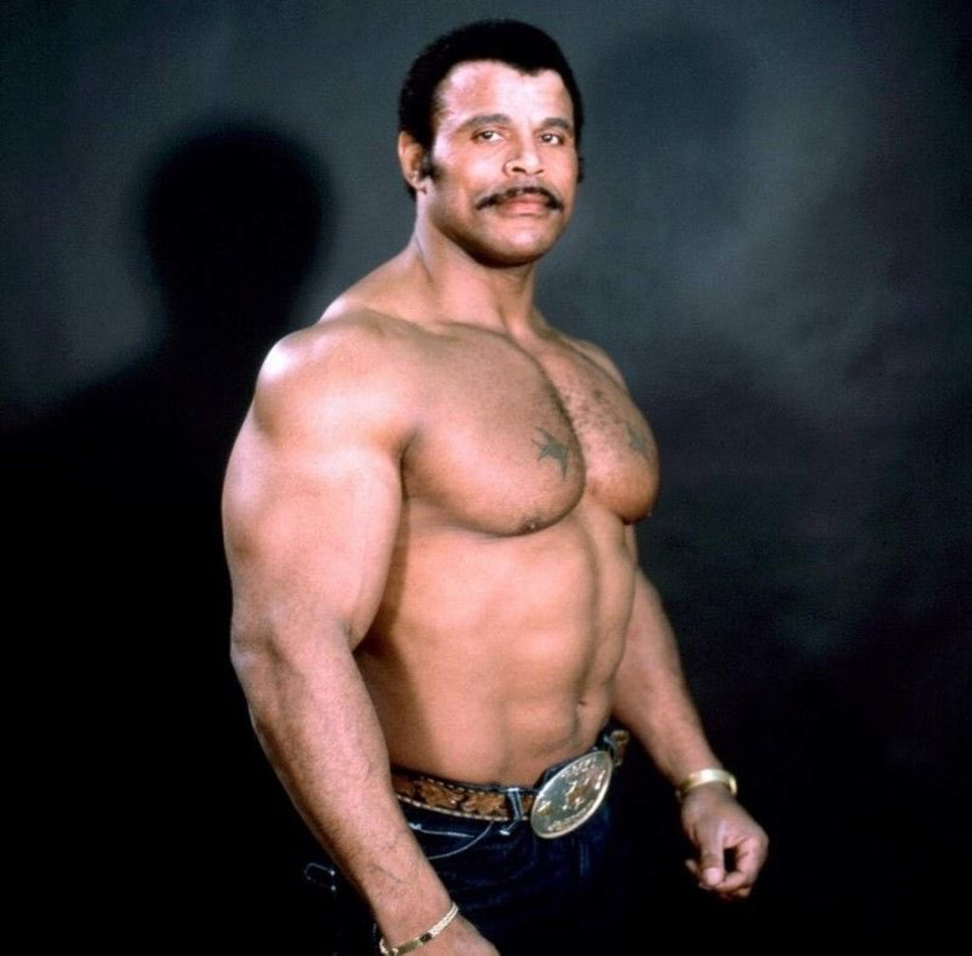 Rocky“ Soul Man” Johnson 是加拿大的著名摔角手,是WWE名人堂成員,亦是前摔角世界冠軍。(圖片擷取自:121875 Twitter) Rocky“ Soul Man” Johnson 是加拿大的著名摔角手,是WWE名人堂成員,亦是前摔角世界冠軍。(圖片擷取自:121875 Twitter)