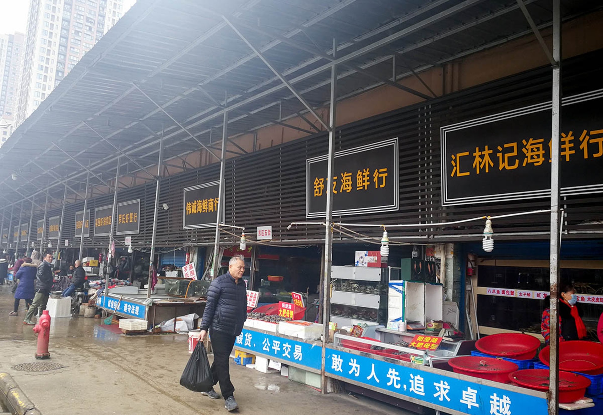【武漢肺炎】武漢爆發不明原因肺炎,患者多與華南海鮮市場有關。(中新社) 【武漢肺炎】武漢爆發不明原因肺炎,患者多與華南海鮮市場有關。(中新社)