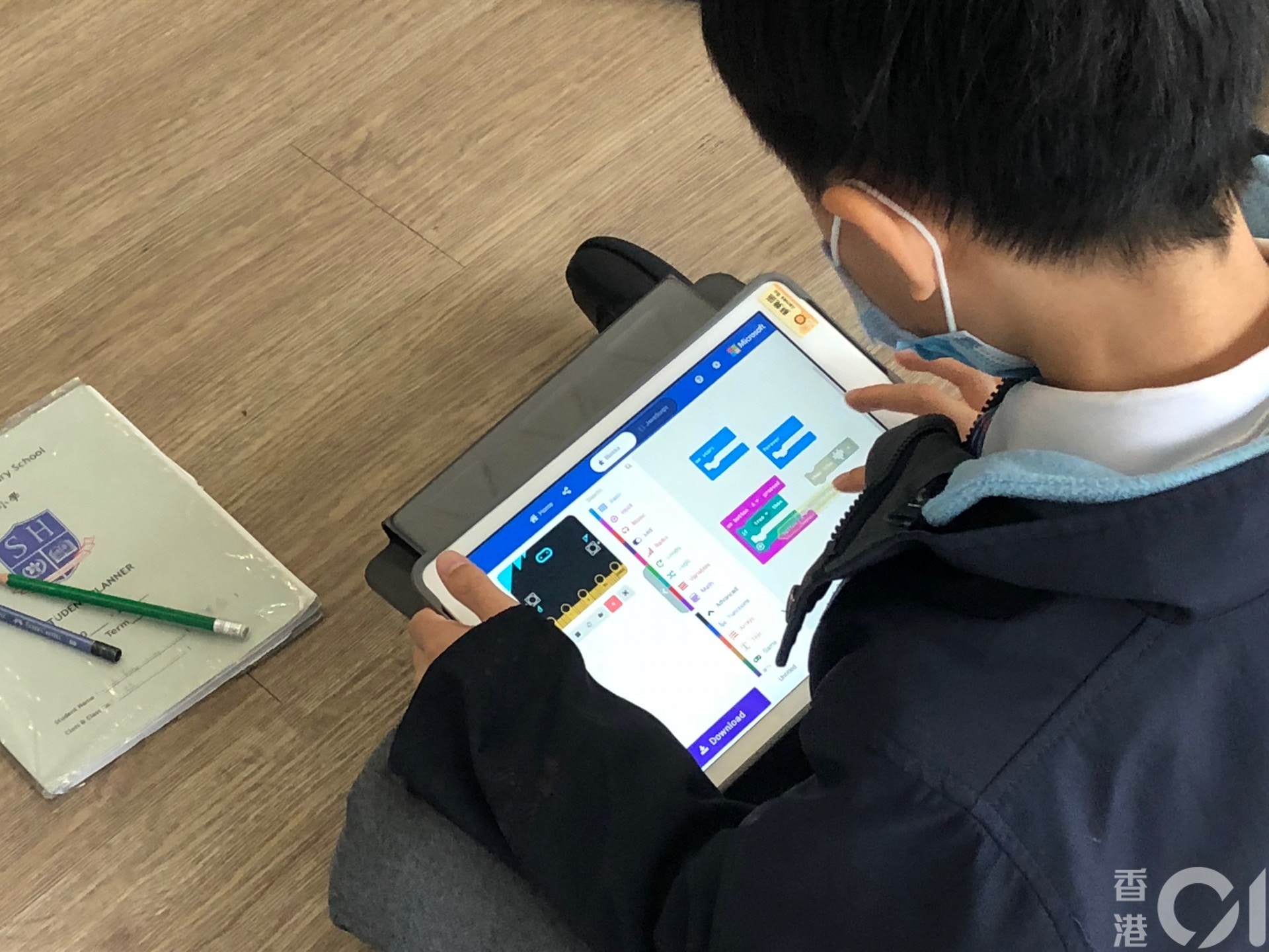 學生登入「UNA網上協作式學習平台」，學習編寫程式。（胡家欣攝）