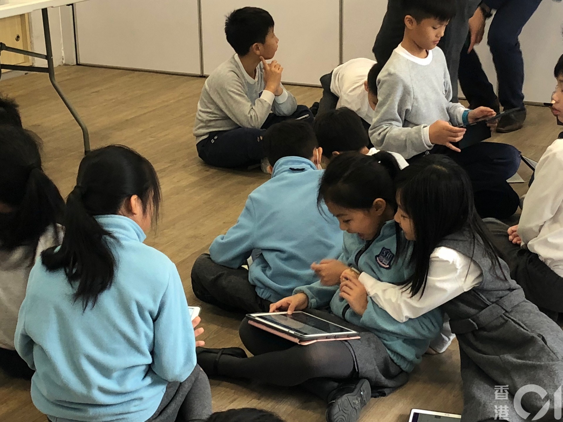 大埔德萃小學學生學習編程的程況。（胡家欣攝）