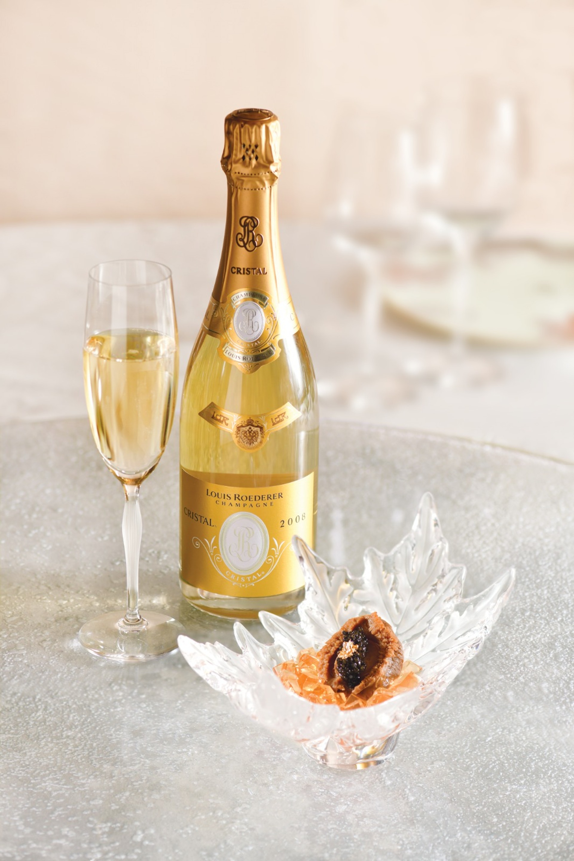 【聖誕新年浪漫之約】香港邊間酒店Staycation可享房內五星級用餐體驗 “In Room Dining”,仲有專人開檯及餐車服務!? 2 米芝蓮食府明閣與Lalique聯乘推出為期一年主題菜單|香港01|生活時尚