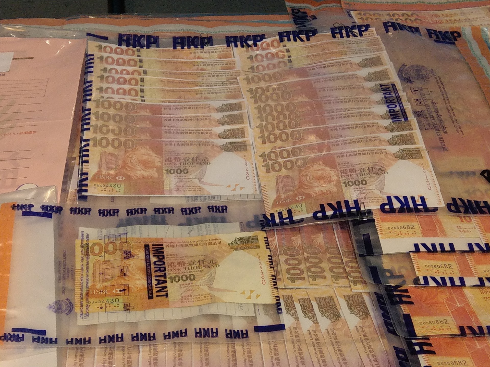 兩受害人光顧假找換店損失$800萬警拘四人檢大批$1000偽鈔